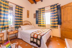 A bed or beds in a room at Cubo's Casa Rural Huertecilla Macias