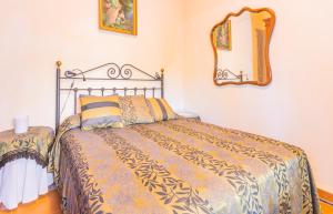 A bed or beds in a room at Cubo's Casa Rural Huertecilla Macias