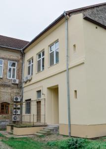 a house with a pole in front of it at Centrum Apartment Senta in Senta