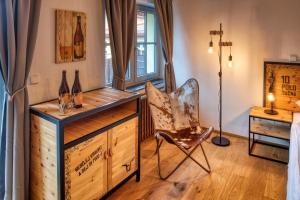 Ein Sitzbereich in der Unterkunft Pivní Hotel