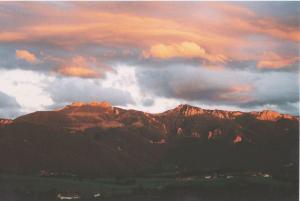 a view of a mountain range under a cloudy sky at Ferienwohnung Greimelberg in Frasdorf