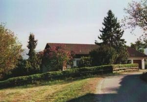 a house with a fence in front of a yard at Ferienwohnung Greimelberg in Frasdorf