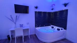wanna w pokoju z dużym akwarium w obiekcie Messina41 Hotel w mieście Mesyna +36 zdjęć