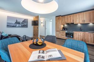 Кухня или мини-кухня в Luxury Chalet Trumpfer
