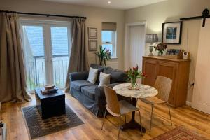 ein Wohnzimmer mit Sofa und Tisch in der Unterkunft The Lambing Shed at Walkmill Farm in Bushmills