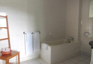 biała łazienka z wanną i prysznicem w obiekcie Chambres d'hôtes d'Accolay w mieście Accolay