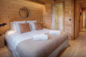 Un pat sau paturi într-o cameră la Chalet Cosyneige - OVO Network +18 fotografii