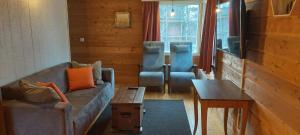 ein Wohnzimmer mit einem Sofa und einem Tisch in der Unterkunft Hideaway Cottage in Ivalo