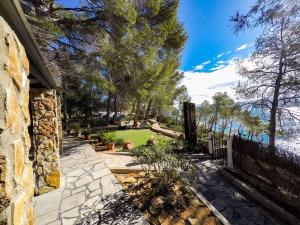 a backyard with a stone fence and a garden at Casa Pilar in Perelló
