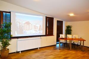 Un televizor și/sau centru de divertisment la Aparthotel Forest Nook +82 fotografii