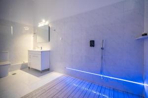A bathroom at Cinema Zeus Studios - by Avelink