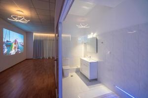 A bathroom at Cinema Zeus Studios - by Avelink