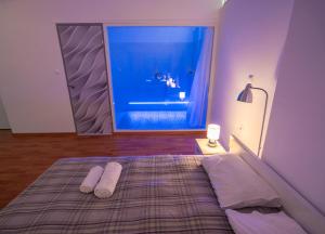 A bed or beds in a room at Cinema Zeus Studios - by Avelink