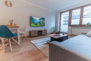 Televízia a/alebo spoločenská miestnosť v ubytovaní Apartament Magnezja Zakopane + 8 fotografií