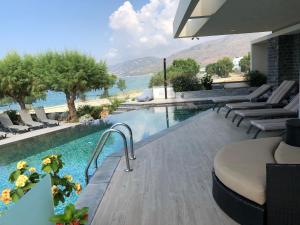 Bazén v ubytovaní Seafront Luxury Moonlight Villa in South East Crete with Breathtaking Views alebo v jeho blízkosti
