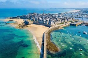 una vista aérea de una playa con barcos en el agua en Le Plongeoir de Bon-Secours en Saint-Malo