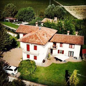 アルバにあるI Tigli di Altavillaの赤い窓のある大きな白い家の空中風景