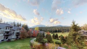 Zdjęcie z galerii obiektu Golf Course & Mountain Views by Harmony Whistler w mieście Whistler