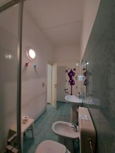 A bathroom at le ginestre in centro Még 37 kép