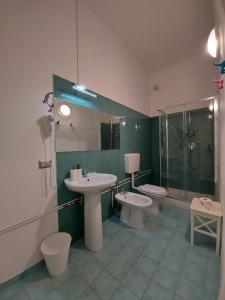 A bathroom at le ginestre in centro