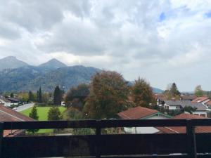 uma vista para uma cidade com montanhas ao fundo em Alpenwohnanlage Lott em Grassau
