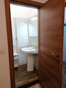 bagno con lavandino e specchio di Le Suite dei Due Mari cucinino privato a Taranto