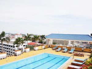 una piscina en la azotea de un hotel en Highfive Hotel Pattaya, en Pattaya central