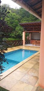 a swimming pool in the middle of a house at Casa da Socorro - Serra de Guaramiranga in Pacoti