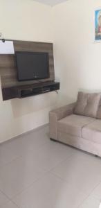 ein Wohnzimmer mit Couch und Flachbildfernseher in der Unterkunft Casa da Socorro - Serra de Guaramiranga in Pacoti