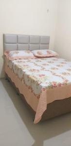 Bett in einem Zimmer mit einer Matratze mit Blumen darauf in der Unterkunft Casa da Socorro - Serra de Guaramiranga in Pacoti + 36 Fotos