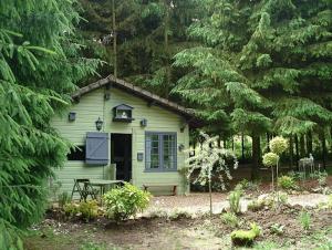 a small house in the middle of a forest at Les Insolites in Watronville