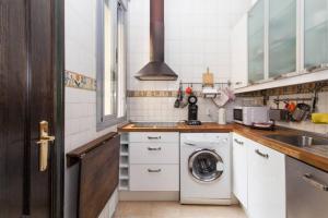cocina con lavadora y fregadero en Apartamento Alfarería en Sevilla