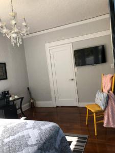 Private Suite Mins from MIA Free Parking的电视和/或娱乐中心