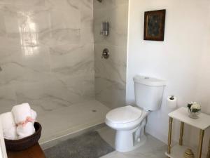 Private Suite Mins from MIA Free Parking的一间浴室