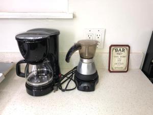 Private Suite Mins from MIA Free Parking的咖啡和沏茶工具