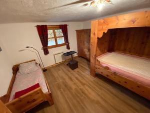 - une chambre avec 2 lits superposés et une fenêtre dans l'établissement Appartement à Courchevel Saint Bon, à Saint-Bon-Tarentaise