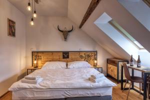 Ein Bett oder Betten in einem Zimmer der Unterkunft Pivní Hotel