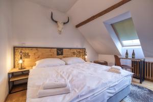 Ein Bett oder Betten in einem Zimmer der Unterkunft Pivní Hotel