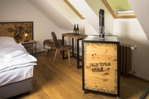Ein Bett oder Betten in einem Zimmer der Unterkunft Pivní Hotel