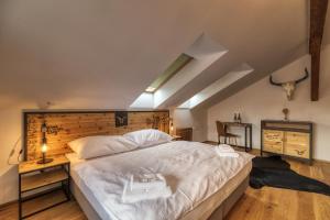 Ein Bett oder Betten in einem Zimmer der Unterkunft Pivní Hotel