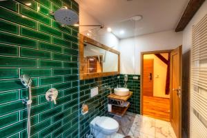 Ein Badezimmer in der Unterkunft Pivní Hotel