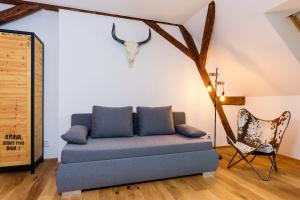 Ein Sitzbereich in der Unterkunft Pivní Hotel