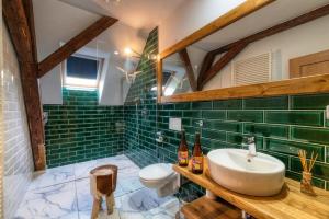 Ein Badezimmer in der Unterkunft Pivní Hotel