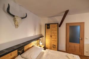 Ein Bett oder Betten in einem Zimmer der Unterkunft Pivní Hotel