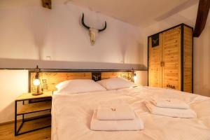 Ein Bett oder Betten in einem Zimmer der Unterkunft Pivní Hotel