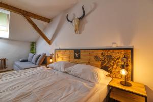 Ein Bett oder Betten in einem Zimmer der Unterkunft Pivní Hotel