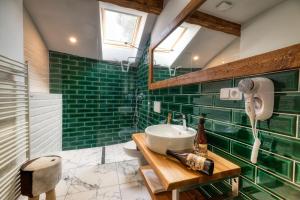 Ein Badezimmer in der Unterkunft Pivní Hotel