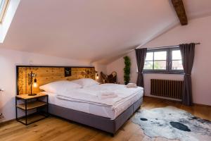 Ein Bett oder Betten in einem Zimmer der Unterkunft Pivní Hotel