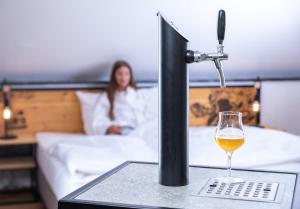 Ein Bett oder Betten in einem Zimmer der Unterkunft Pivní Hotel