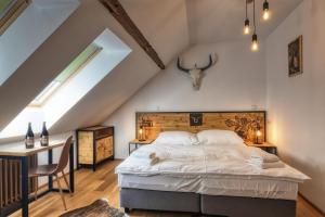 Ein Bett oder Betten in einem Zimmer der Unterkunft Pivní Hotel